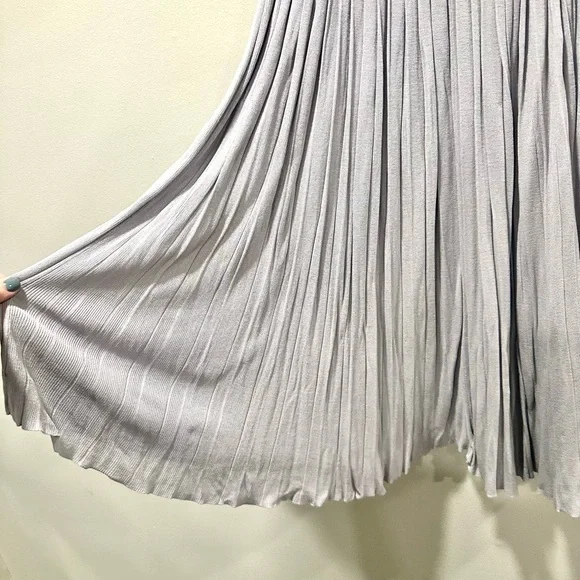 JustFab Light Gray A-Line Pleated Knit Skirt Size M - Picture 4 of 7